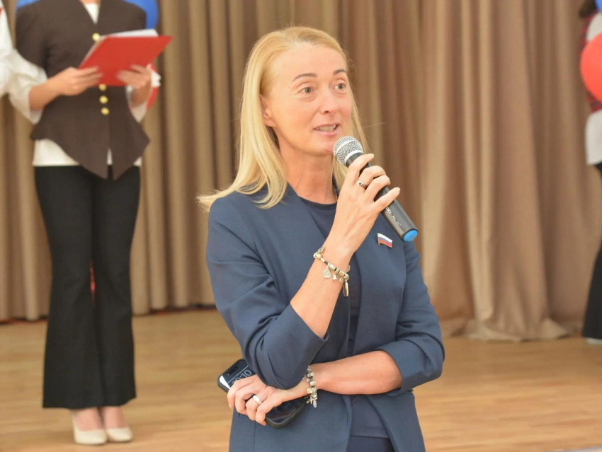 Юлия Попова поздравила воронежских школьников с 1 сентября и оценила ремонт школы искусств 