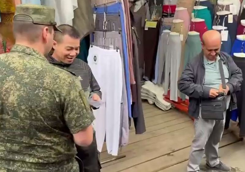 Четырех мигрантов-уклонистов от армии нашли на левобережных рынках Воронежа