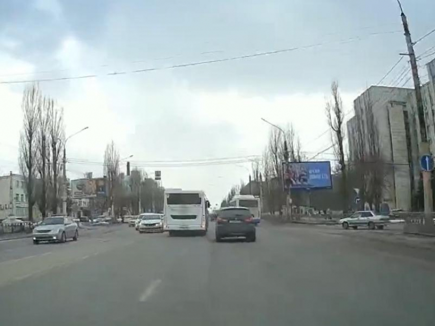Маршруточный «Форсаж» попал на видео в Воронеже