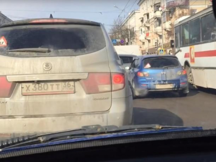 Центр Воронежа встал в «умной» пробке из-за неработающих светофоров