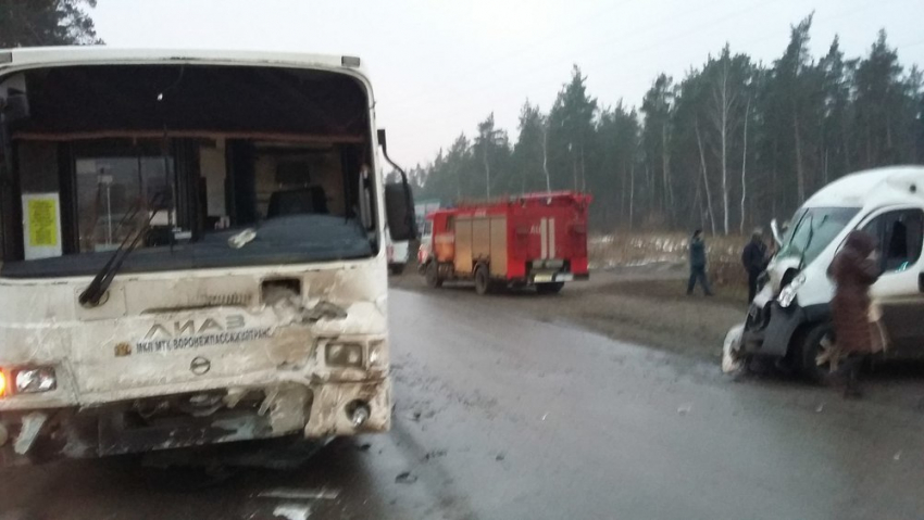 В страшной аварии с двумя автобусами в Воронеже пострадали 6 человек