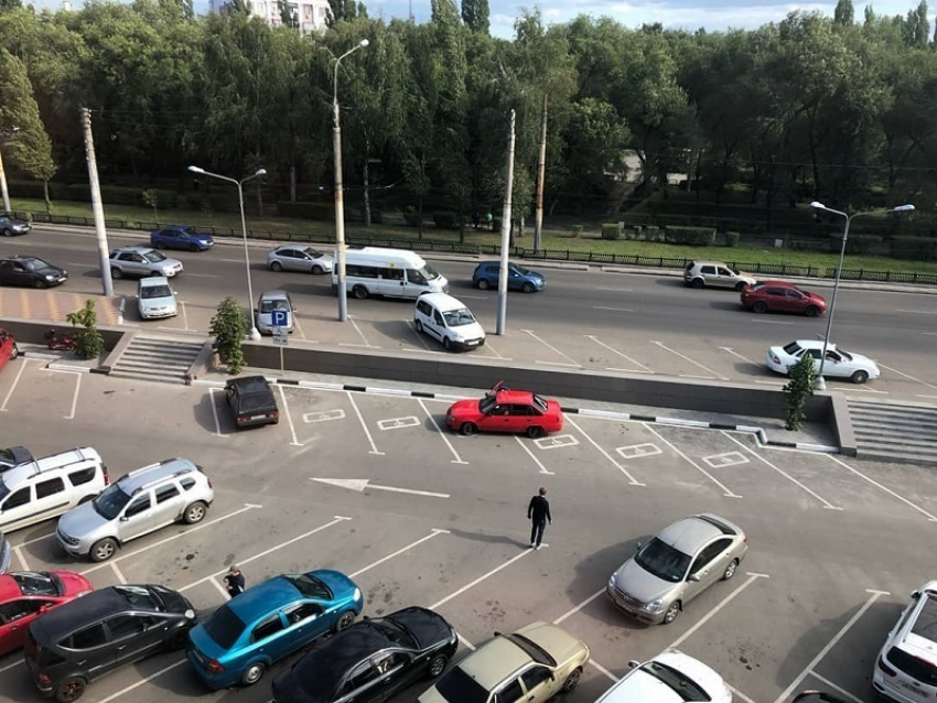Неоднозначная ситуация на парковке стала причиной споров в Воронеже