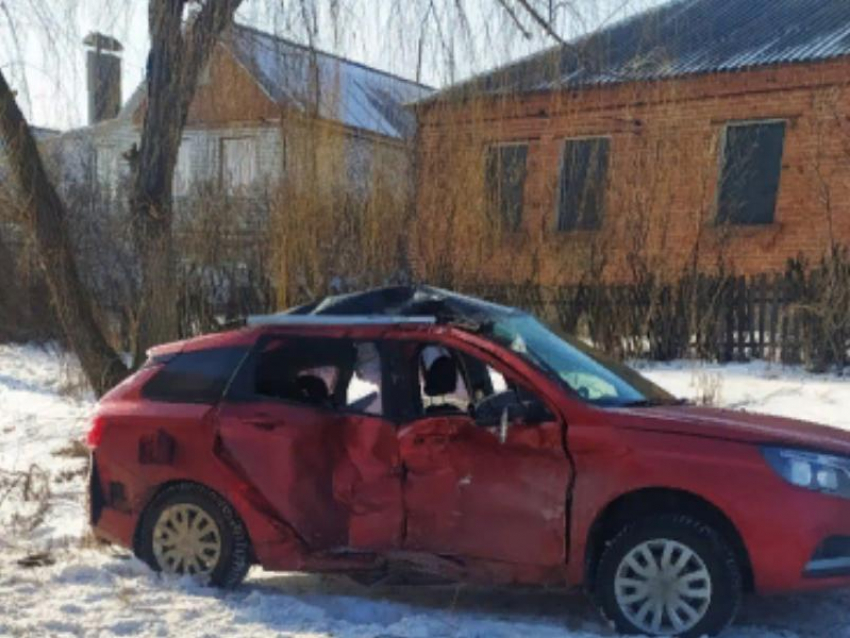 Опубликованы фото с места ДТП с тремя пострадавшими в воронежском селе