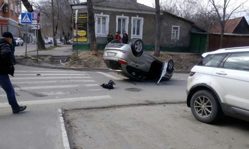 В центре Воронежа «Lada X-Ray» попала в ДТП и перевернулась вверх тормашками