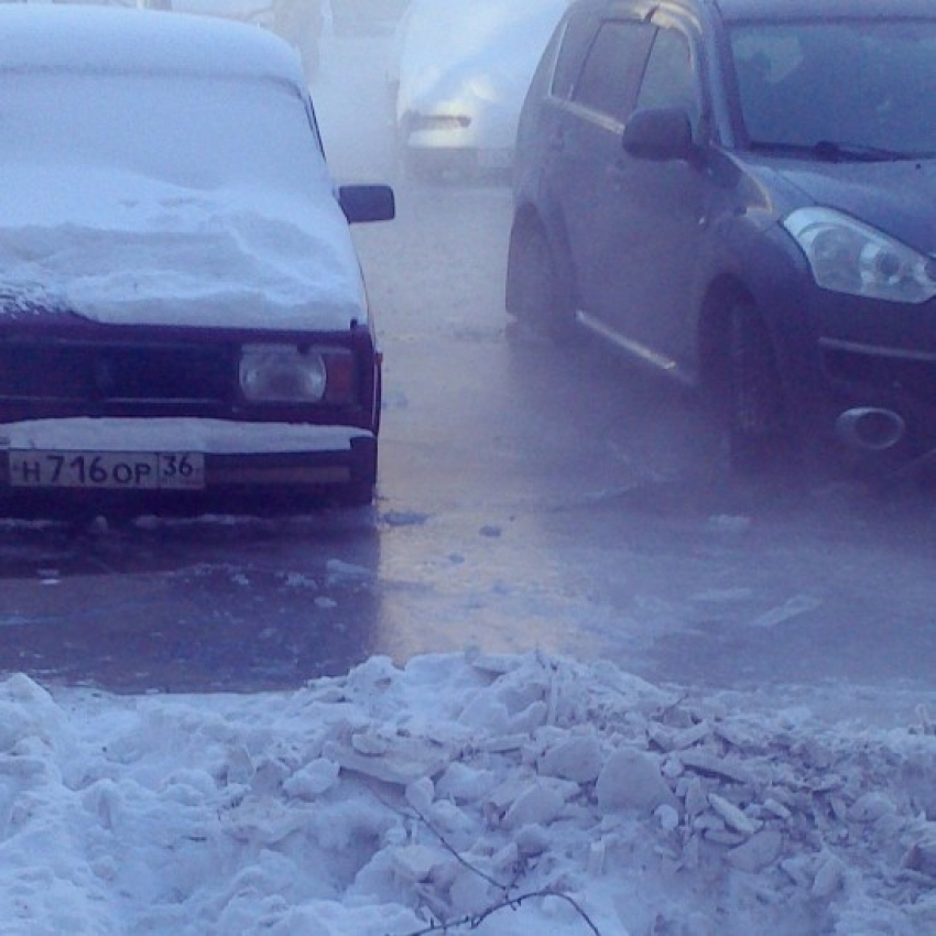 Из-за аномальных морозов в Воронеже на Лизюкова прорвало трубу (ФОТО)