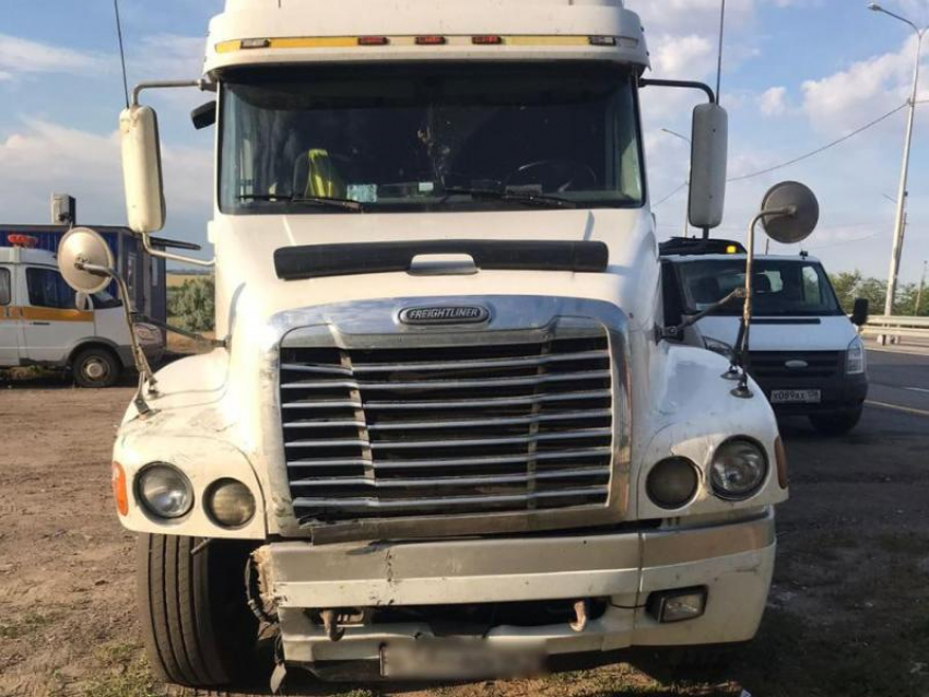 Фура протаранила две иномарки на М-4 «Дон»