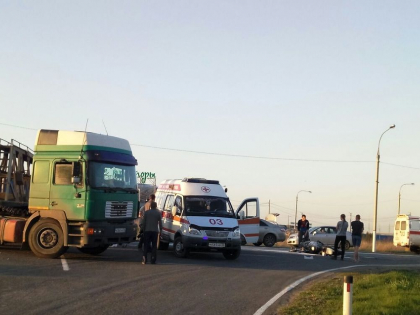 Под Воронежем погиб мотоциклист, когда на высокой скорости врезался в фуру