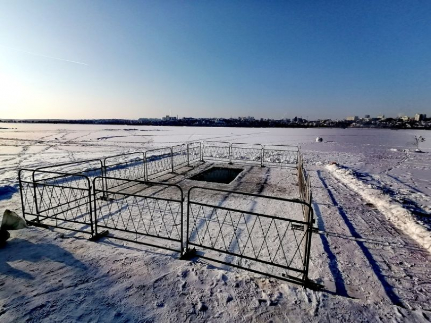 Подготовку к Крещенским купаниям показали на водохранилище в Воронеже
