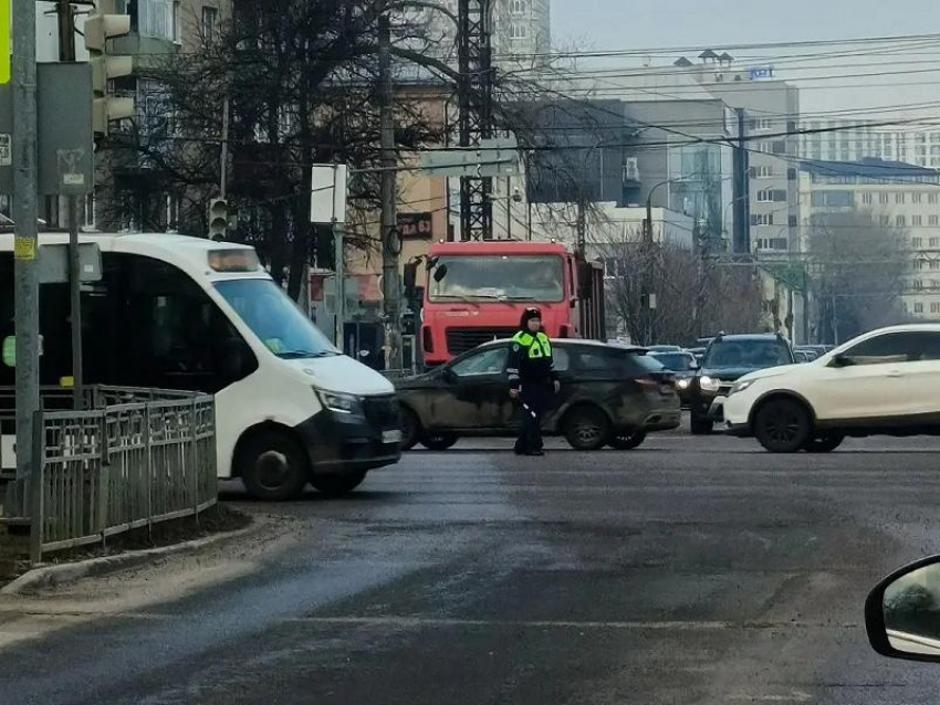 Сотрудники ГИБДД заменили собой светофоры на оживленном перекрестке в Воронеже 