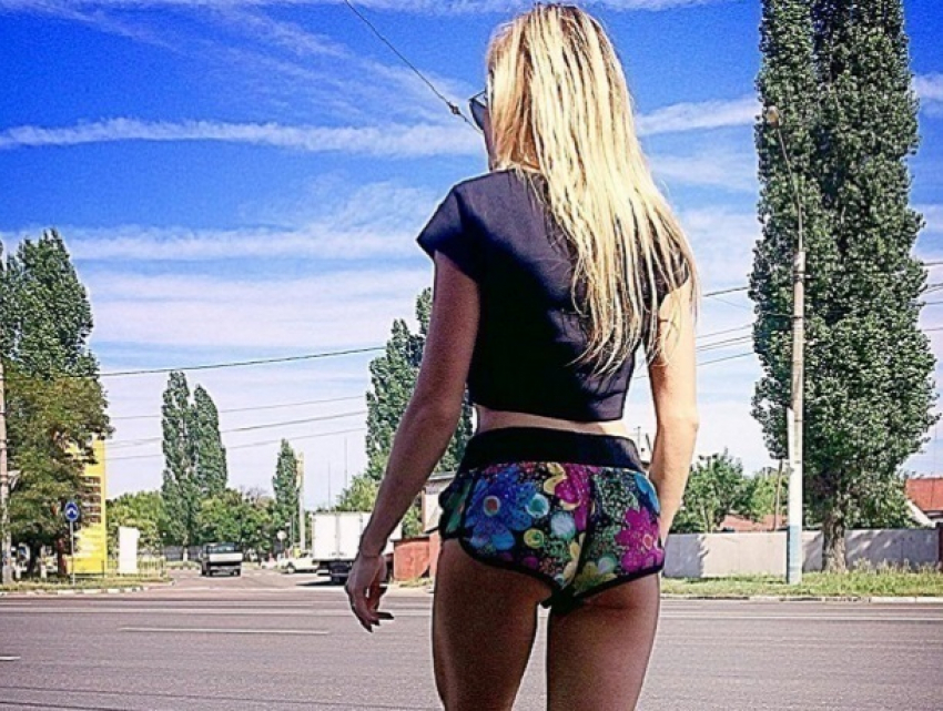 Девушку в невероятно коротких шортах сфотографировали на улице в Воронеже