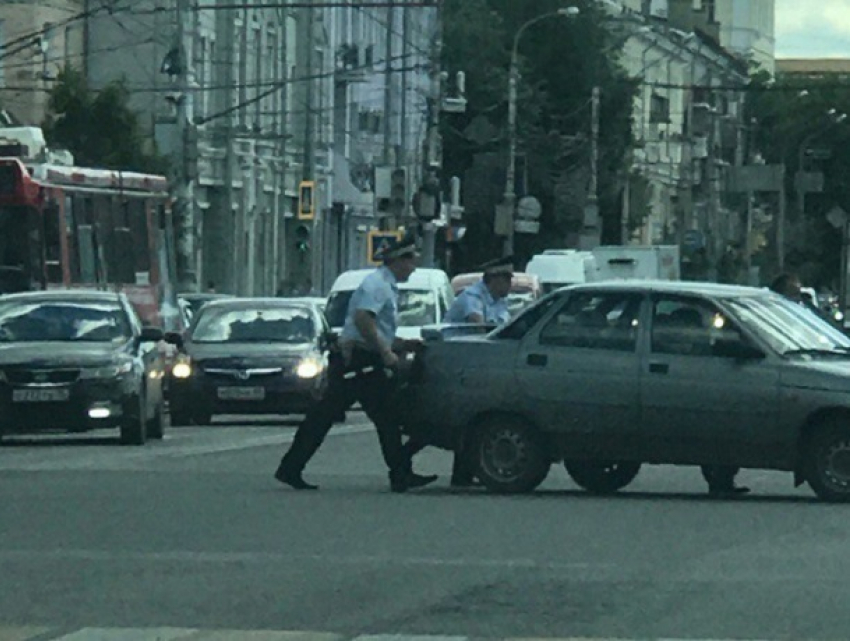 Автомобилистов поразила помощь воронежских полицейских заглохшему водителю