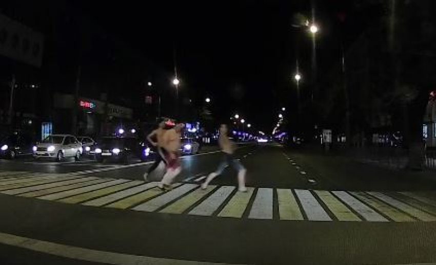 Полуголые ночные бегуны попали на видео в центре Воронежа