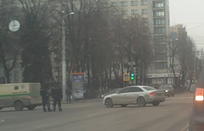 В сети появилось видео ДТП в Воронеже на площади Ленина 