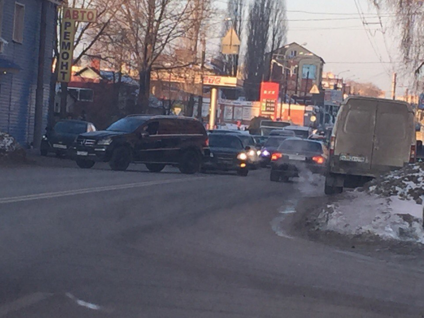 Москвич на блатном Mercedes парализовал движение в Воронеже