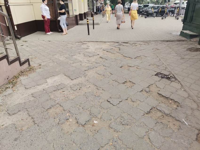 На жалкое состояние тротуара на Московском проспекте указали воронежские активисты 
