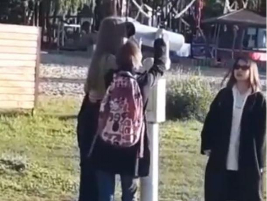 Тупящих у смотрового бинокля девушек сняли на видео в Воронеже