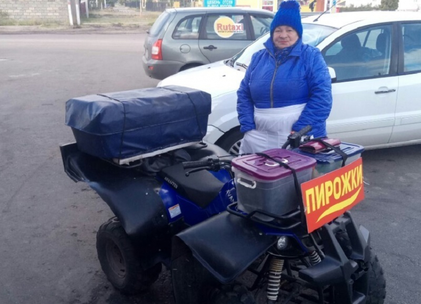 В Воронеже пенсионерка продает фастфуд с квадроцикла 