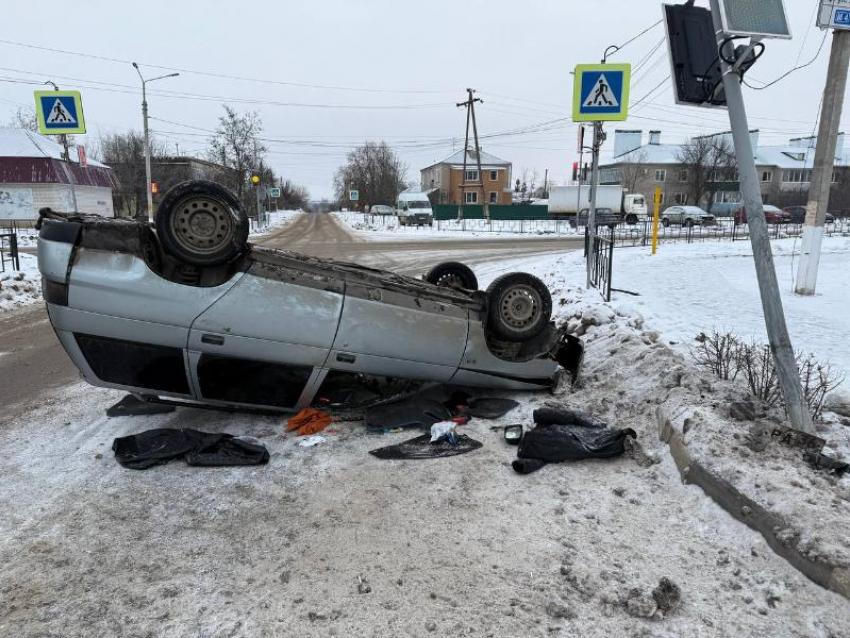 Опубликовано фото с места пьяного ДТП с «перевертышем» в Воронежской области