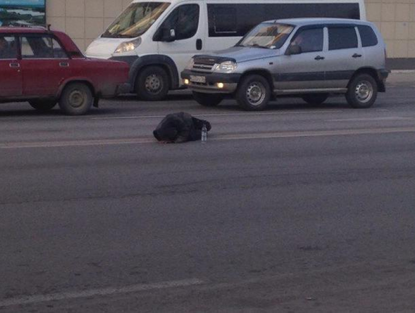 В Воронеже пешеход уснул посреди дороги