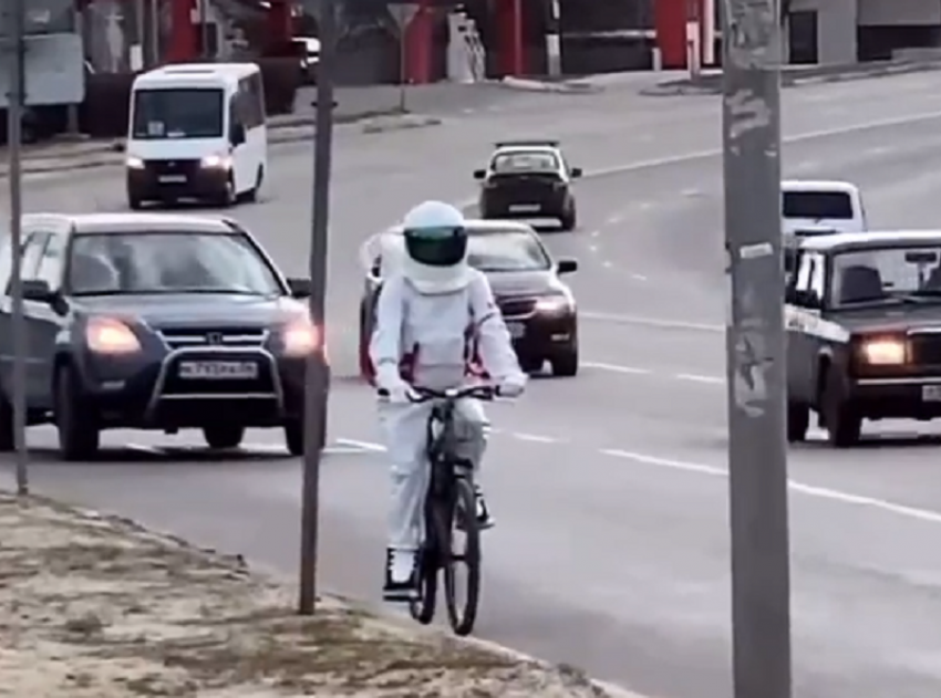 Путешествие космонавта на велосипеде сняли на видео в Воронеже
