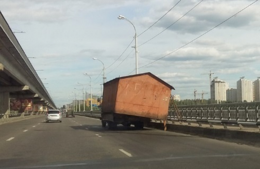 Автомобилист перевозил огромный гараж на собственном авто в Воронеже