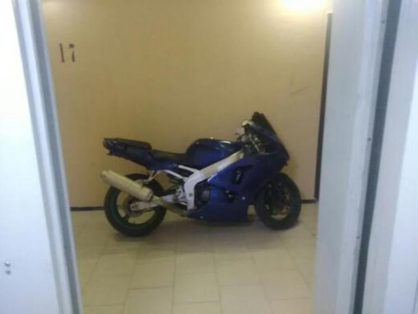 Мотоцикл припарковали на 17 этаже в Воронеже 