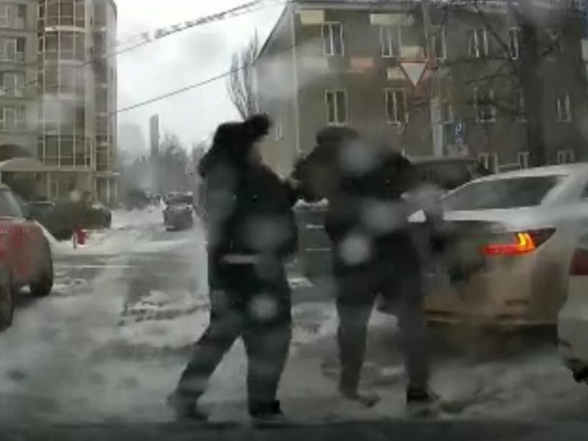Таксист наказал дерзкого пассажира порцией тумаков в Воронеже
