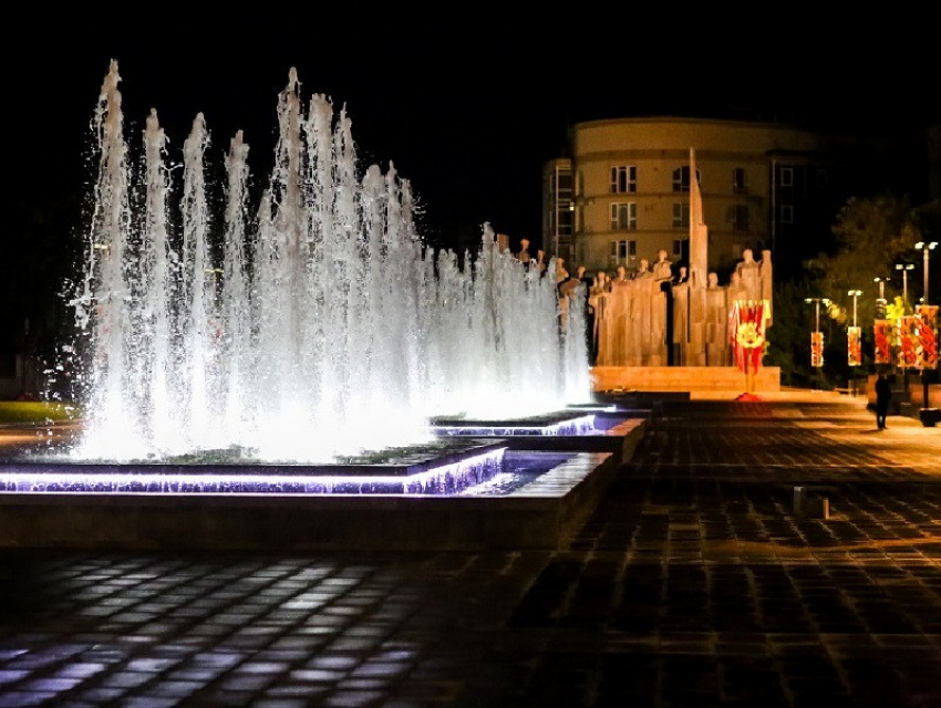 Цветной фонтан на площади Победы отключат в Воронеже