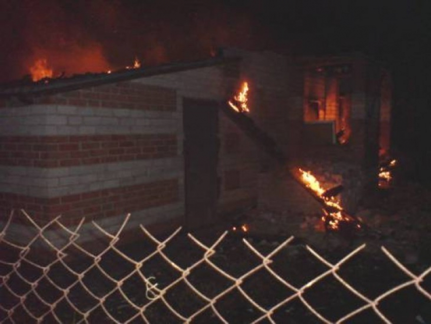 В Воронеже в воскресенье ночью сгорел дачный дом