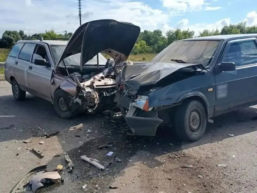 Последствия лобового столкновения легковушек показали на фото в Воронежской области