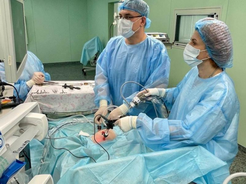 Двухнедельную девочку с аномалией кишечника прооперировали в Воронеже 