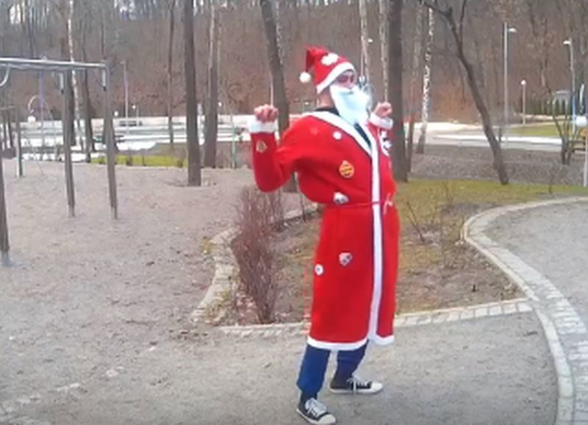 Дед Мороз-«зожник» повеселил воронежцев своими упражнениями в парке