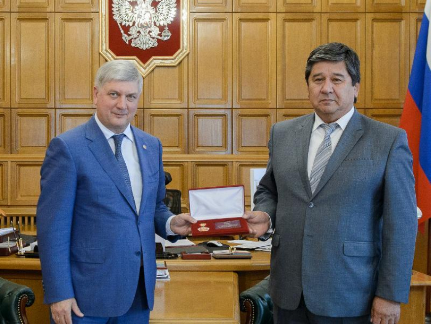 Губернатор Гусев с наградой проводил в отставку главу Нижнедевицкого района