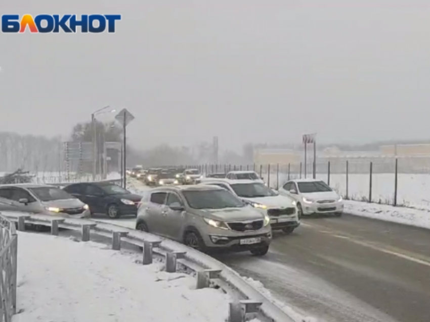 Гигантскую пробку после открытия новой дороги показали на видео в Воронеже