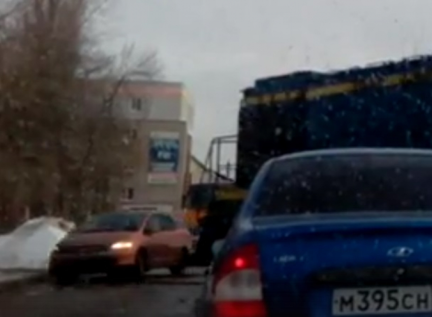 Воронежский лихач, проскочивший в паре сантиметров от поезда, попал на видео