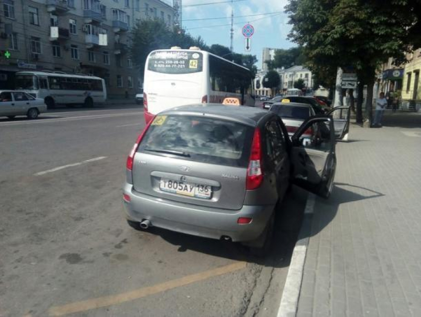 Наглая парковка таксистов в злачном месте разозлила воронежцев