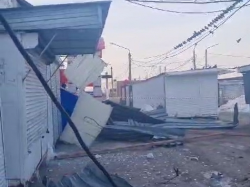 Опубликовано видео разрушенного рынка после массовой атаки на Воронежскую область 
