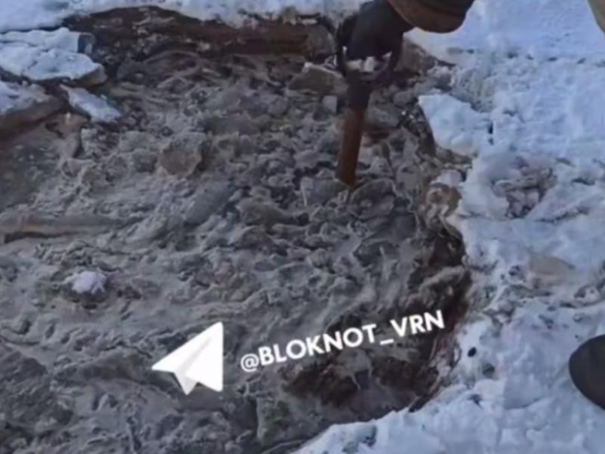 Лопатоизмеритель едва не потеряли при попытке понять глубину коммунального разлива в Воронеже