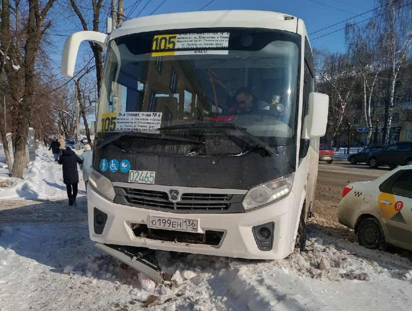 Автобус вылетел на обочину в центре Воронежа