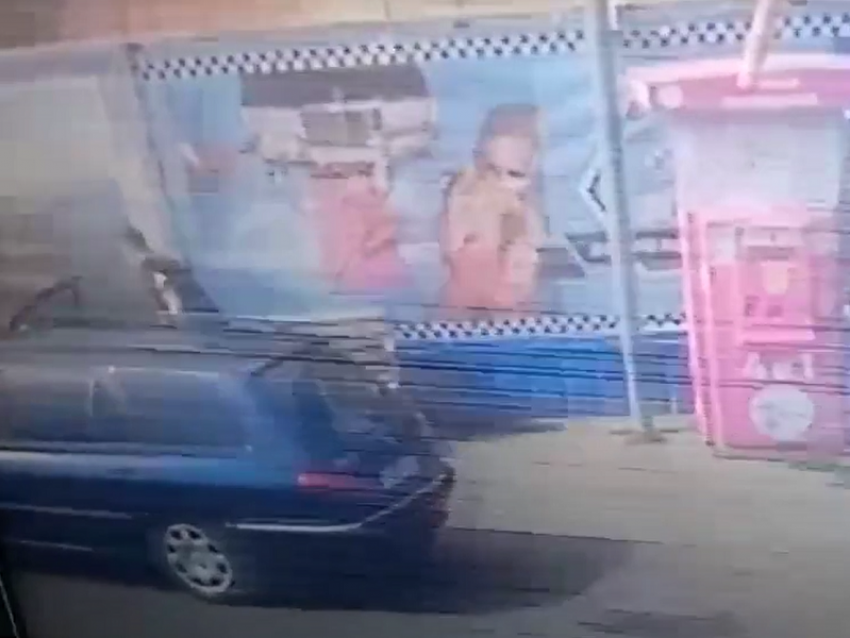 Бесстыдный поступок водителя уловила камера наблюдения на воронежской автомойке