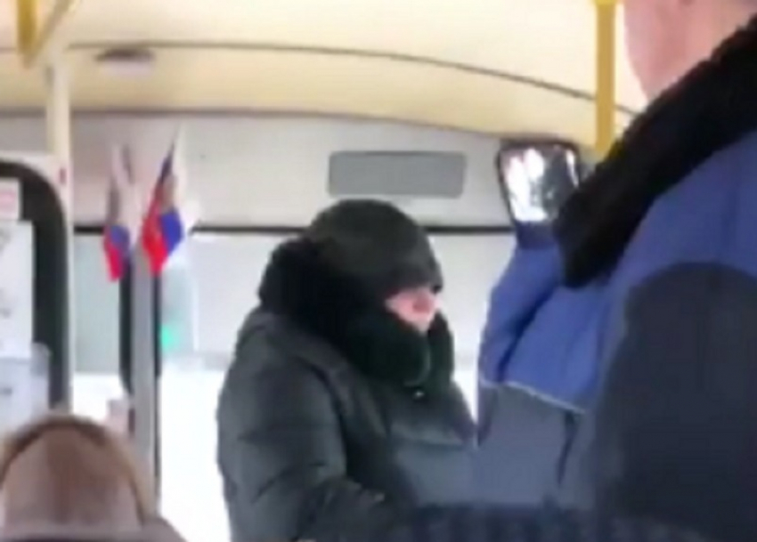 Жесткие оскорбления нерасторопной женщины маршрутчиком сняли в Воронеже 