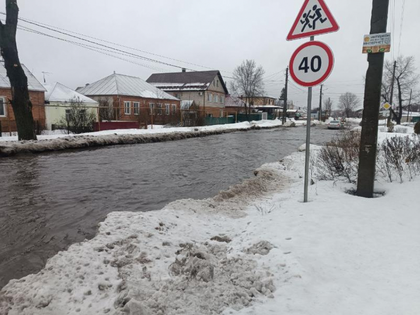 Улицу жестко затопило в Воронеже – опубликовано видео  
