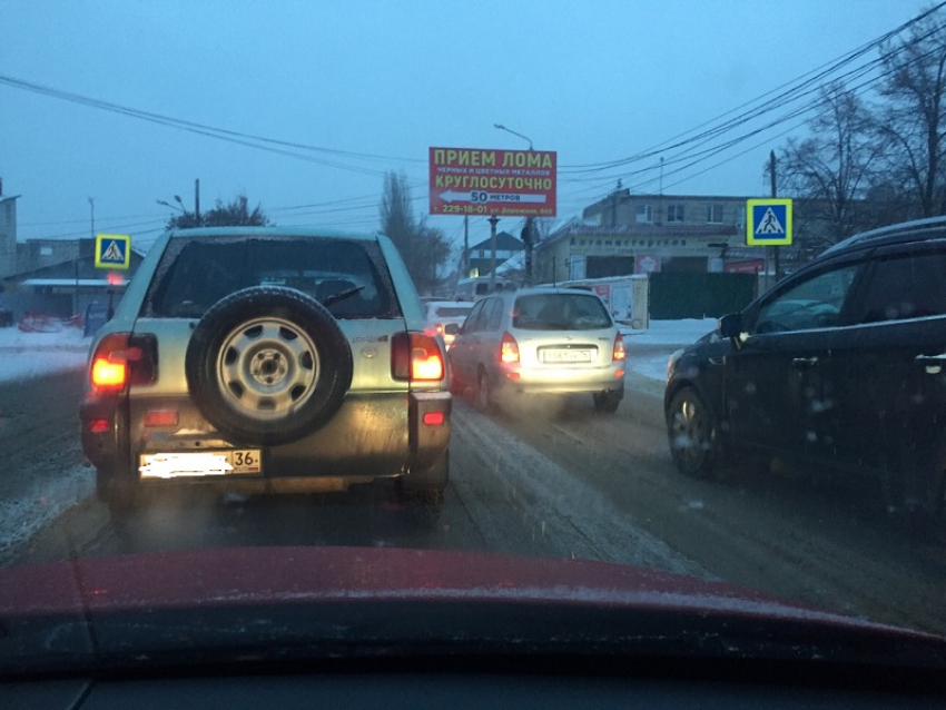 Многокилометровые пробки образовались в Воронеже из-за снегопада