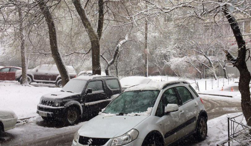 Водителям рекомендуют оставить автомобили из-за сильнейшего снегопада в Воронеже 