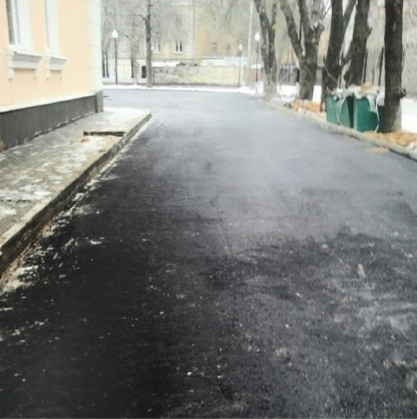 В Воронеже асфальт положили на снег и гравий