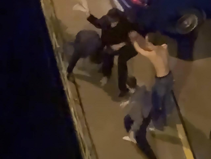 Озверевшие парни избили мужчину и швырнули женщину на бетон в Воронеже