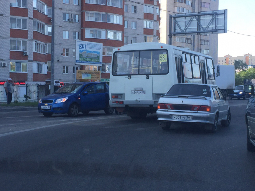 Массовое ДТП с маршруткой спровоцировало огромную пробку в Воронеже