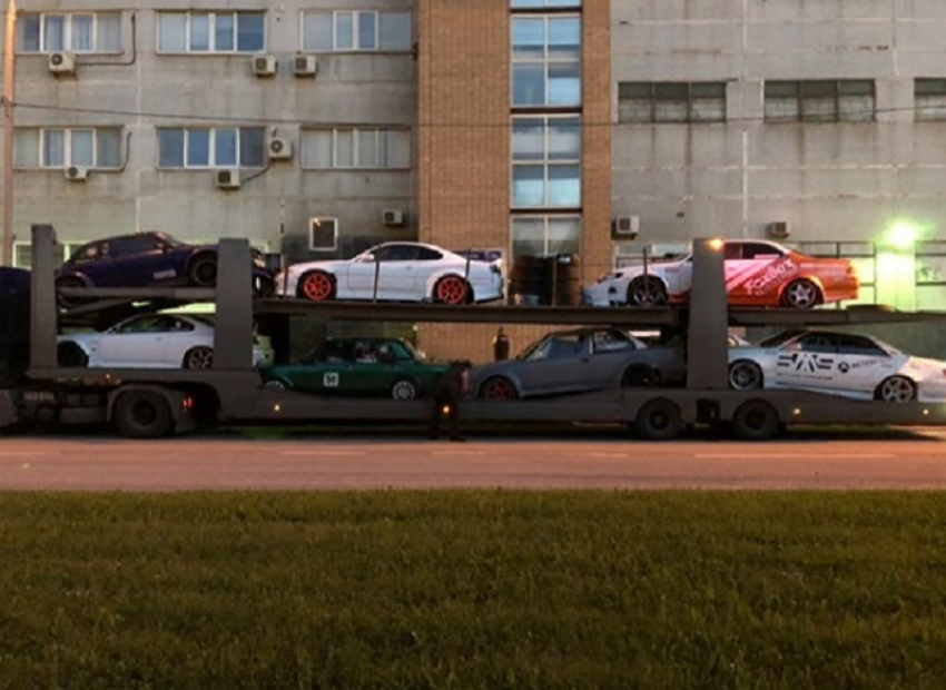 Автовоз, набитый спорткарами, сфотографировали в Воронеже 