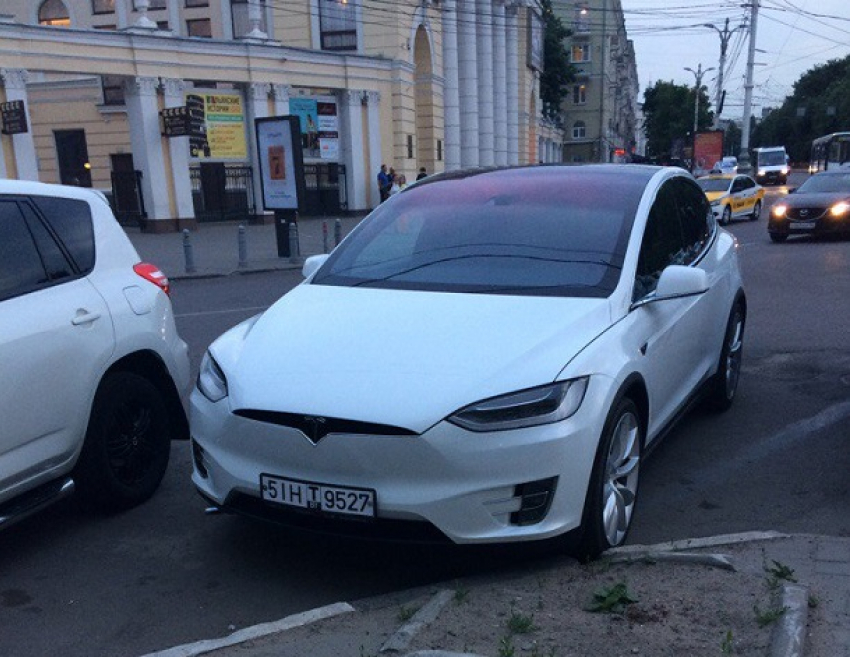 Воронежцев удивила новейшая Tesla Model X в центре города