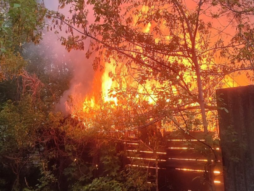 Горящие гаражи запечатлели на видео в воронежском микрорайоне Сомово